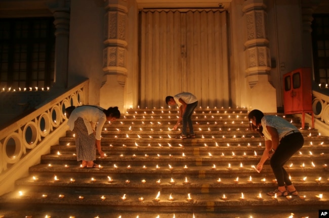 Esrilanqueses encienden velas durante un evento para expresar solidaridad con las víctimas de los ataques del Domingo de Pascua, en Colombo, Sri Lanka. Abril 28 de 2019.
