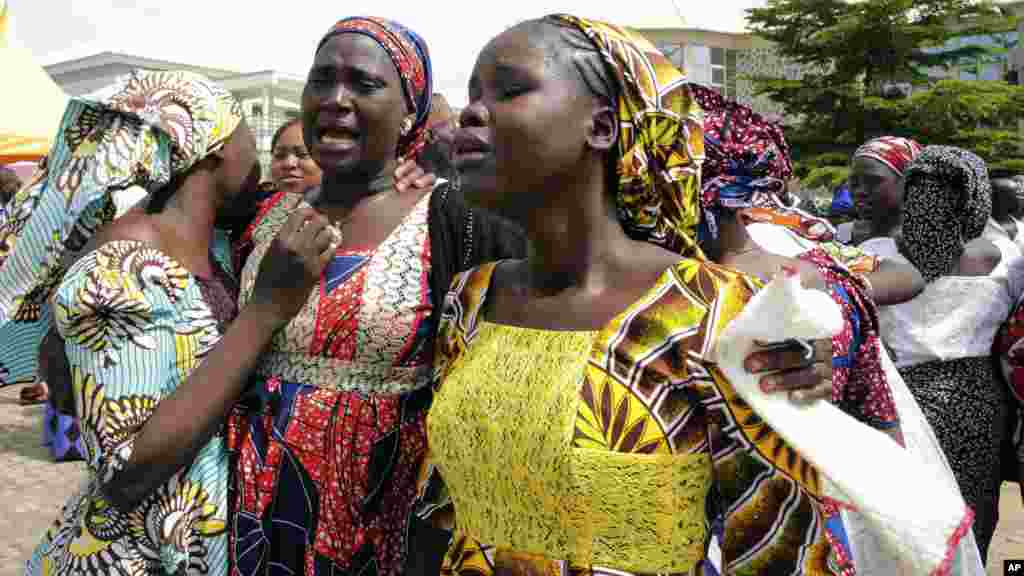 Réactions des membres de la famille d&#39;une lycéenne à Abuja, au Nigeria, le 20 mai 2017.