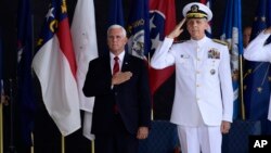 마이크 펜스 부통령(왼쪽)이 한국전쟁 참전 미군 전사자들에게 예우를 표하고 있다.
