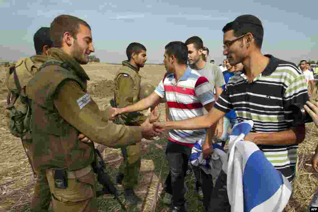 Israelis come to support and give presents to soldiers in the city of Ashdod, November 18, 2012, on the fifth day of Israel's bombardment of the Palestinian Gaza Strip. (AFP)