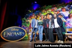Penyanyi Kolombia Carlos Vives berfoto bersama para aktor yang mengisi suara karakter dalam film "Encanto", di Bogota, Kolombia 10 November 2021. (Foto: REUTERS/Luis Jaime Acosta)