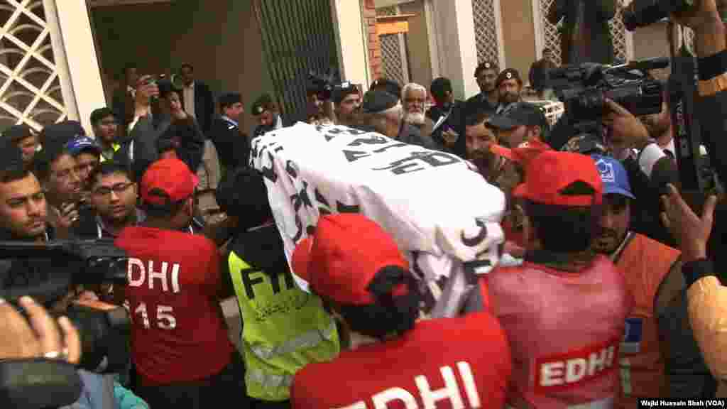 فوج کے شعبہ تعلقات عامہ آئی ایس پی آر کے مطابق ایبٹ آباد سے لاشوں کی اسلام آباد اور سی ایم ایچ راولپنڈی منتقلی کے لیے تین فوجی ہیلی کاپٹر استعمال کیے گئے۔