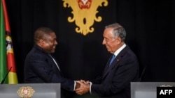 Le président portugais Marcelo Rebelo de Sousa avec son homologue mozambicain Filipe Nyusi lors d'une conférence de presse au palais de Belém à Lisbonne au début de sa visite officielle, au Portugal, le 2 juillet 2019.