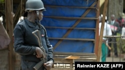 Un policier camerounais monte la garde à Bamenda, ville anglophone, lors du congrès du parti du Front social démocrate (SDF), le 22 février 2018. (Reinnier KAZE / AFP)