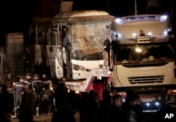 Офіцери спецслужб на місці вибуху автобуса в Гізі