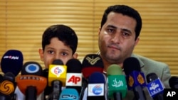미국 중앙정보국(CIA)에 납치됐었다고 주장한 이란 핵과학자 샤흐람 아미리(오른쪽)가 지난 2010년 7월 테헤란 국제공항에 도착한 후 기자회견을 하고 있다.