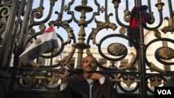 Las manifestaciones se extendieron a las puertas del Parlamento de Egipto en El Cairo.