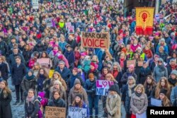 Người biểu tình tụ tập trong cuộc Tuần hành của Phụ nữ (Women's March) ở Oslo, Norway, ngày 21 tháng 1, 2017. Cuộc tuần hành được tổ chức trong tình đoàn kết với các cuộc tuần hành khác ở Mỹ và khắp thế giới sau khi Tổng thống Trump nhậm chức.