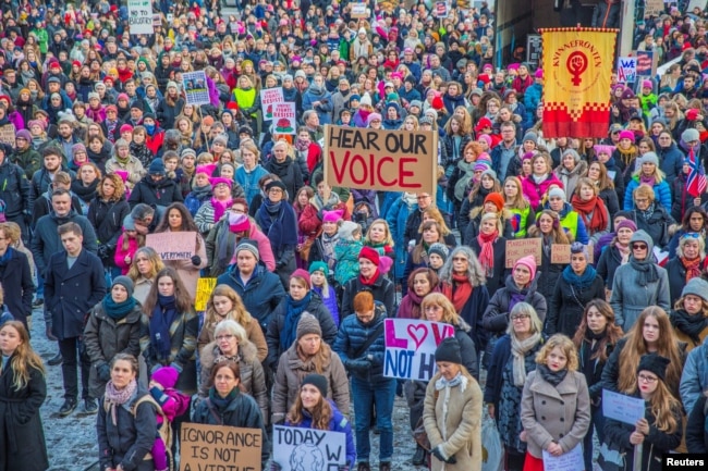 Người biểu tình tụ tập trong cuộc Tuần hành của Phụ nữ (Women's March) ở Oslo, Norway, ngày 21 tháng 1, 2017. Cuộc tuần hành được tổ chức trong tình đoàn kết với các cuộc tuần hành khác ở Mỹ và khắp thế giới sau khi Tổng thống Trump nhậm chức.