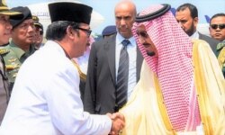 Duta Besar RI untuk Arab Saudi Agus Maftuh (kiri) bersalaman dengan Raja Salman (kanan). (Foto: Courtesy/KBRI Riyadh)