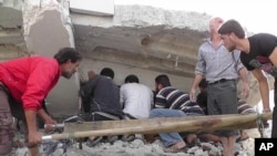 Warga di Suriah utara berusaha mencari korban di antara reruntuhan gedung akibat serangan udara pasukan pemerintah (18/10).