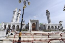 Orang-orang berkeliaran di esplanade Masjid Agung Mourides di Dakar, pada 25 September 2019. (Foto: AFP / Seyllou)