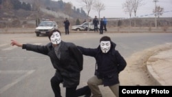 网民探访因言获罪被拘押网友/V煞面具成为中国网民反专制象征