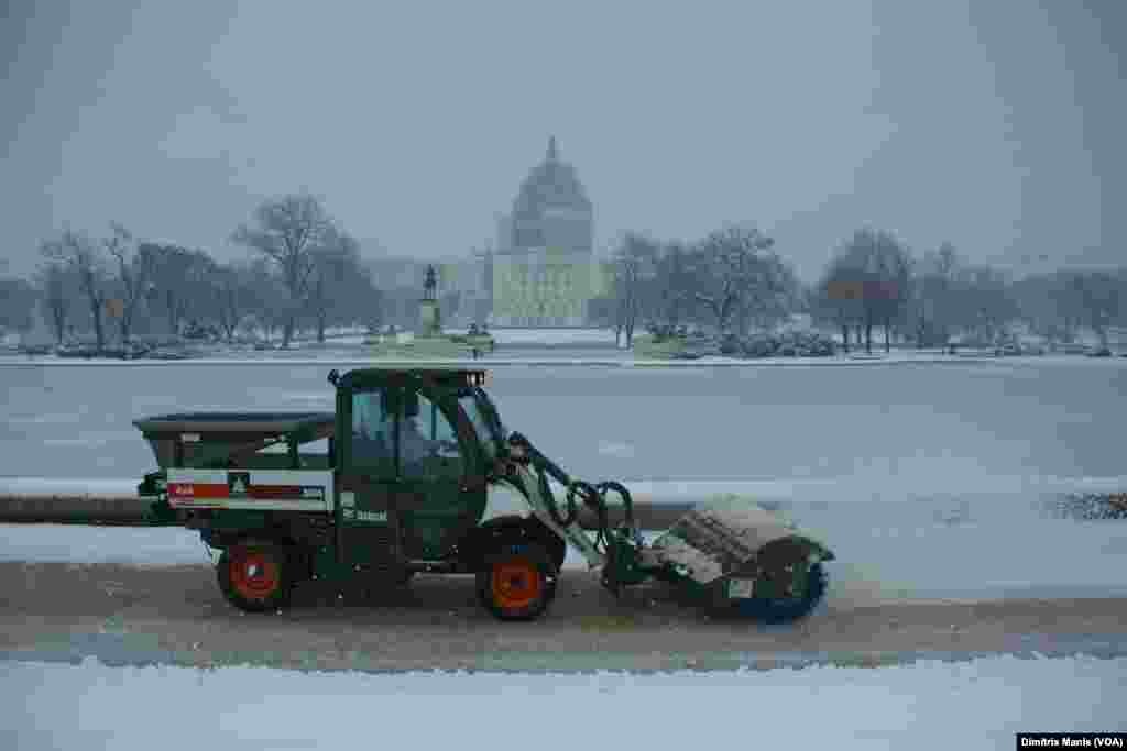 واشنگٹن میں سڑک سے برف ہٹانے کا کام چاری ہے۔