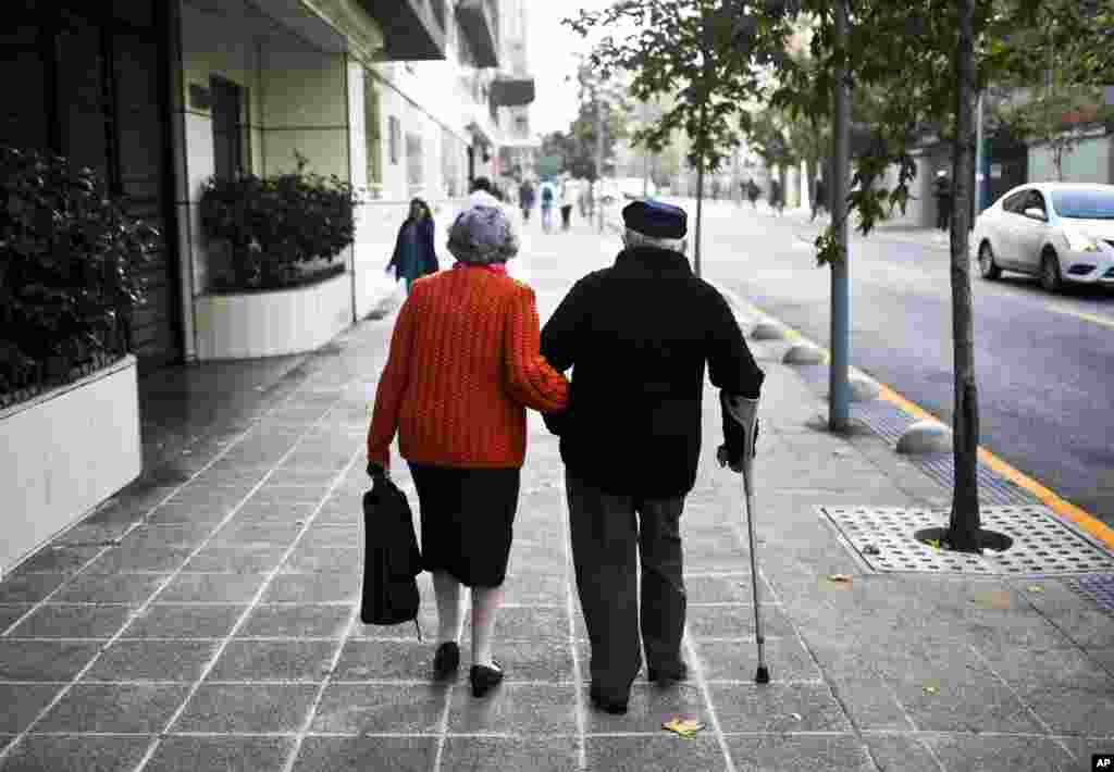 Maria (84) dan Raul (87) bergandengan tangan di Santiago, Chili, 3 Mei 2017. Pasangan tersebut mengatakan telah menikah selama 40 tahun.