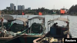 插有中国国旗的渔船停泊在海南的一个港口里。（资料照片）