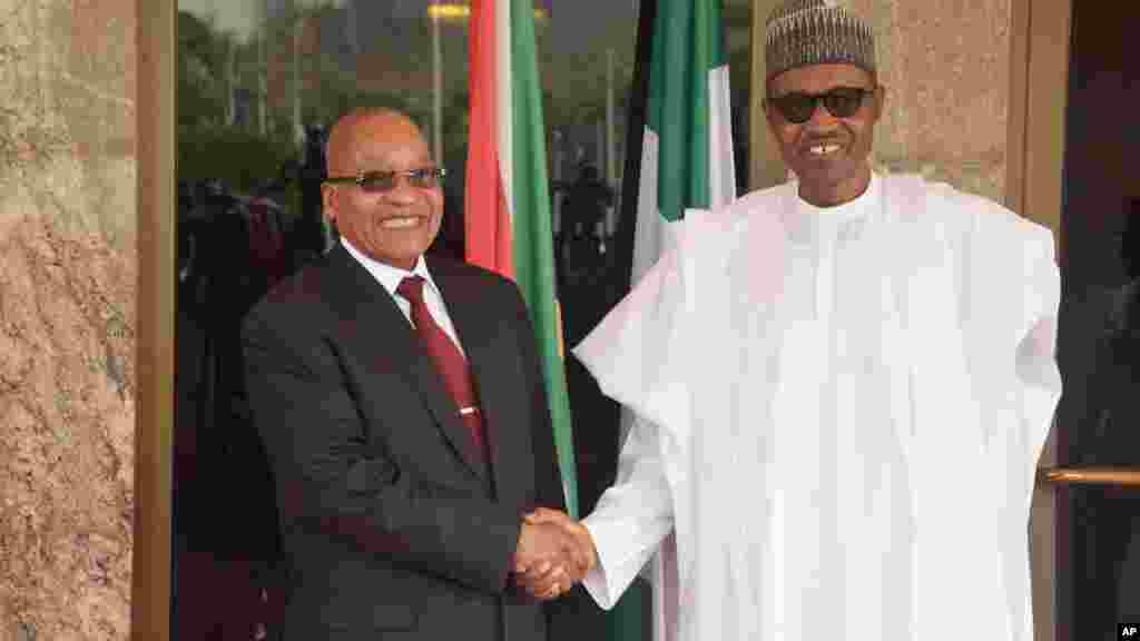 Le président sud-africain Jacob Zuma et son homologue nigérian Muhammadu Buhari, à la sortie d&#39;un tête-à-tête entre les deux chefs d&#39;Etat à Abuja au Nigéria, le 8 mars 2016.