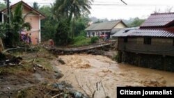 ນ້ຳຢ່າງຫລວງຫຼາຍ ທີ່​ໄຫລ​ລົງ​ມາ​ຈາກ​ເຂດພື້ນທີ່​ສູງ ​ເຂົ້າຖ້ວມ​ບ້ານ​ເຮືອນ​ ​ແລະ​ທຳລາຍ​ຊັບ​ສິນ ​ຂອງ​ປະຊາຊົນ​ຢ່າງ​ໄວ​ວາ.​