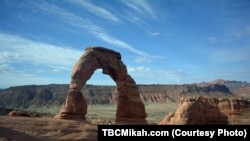 Mikah Meyer berdiri di bawah "Delicate Arch" di taman nasional Arches di Utah (foto: dok).