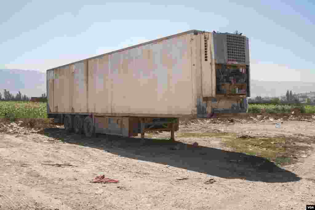 The impact of the Nassib border closure has forced many refrigerated truck owners to close or mothball their businesses, Sept., 2015. (John Owens/VOA)