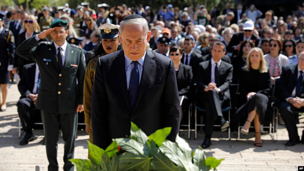 El primer ministro israelí, Benjamin Netanyahu, colocó una ofrenda floral durante una ceremonia con motivo del Día anual de Recordación del Holocausto, en el memorial Yad Vashem, en Jerusalén, el lunes, 24 de abril de 2017.