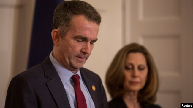 维吉尼亚州州长拉尔夫·诺瑟姆在妻子帕梅拉·诺瑟姆的陪同下在的新闻发布会上发表讲话。（2019年2月2日）