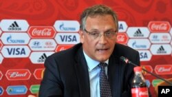 លោក Jerome Valcke អគ្គលេខាធិការ​របស់​សហព័ន្ធ FIFA និយាយ​ទៅ​កាន់​អ្នក​សារព័ត៌មាន​កំឡុង​សន្និសីទ​ព័ត៌មាន​មួយ​នៅ​ក្នុង​ក្រុង Samara ប្រទេស​រុស្ស៊ី កាលពី​ថ្ងៃទី១០ ខែមិថុនា ឆ្នាំ២០១៥។ 