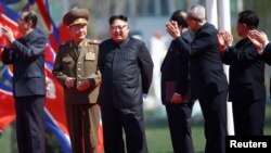 13일 평양시내 여명거리 준공식장에서 김정은(가운데) 북한 국무위원장이 당 간부들의 박수를 받고 있다.
