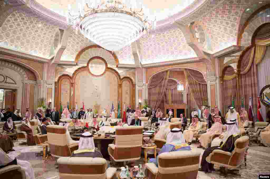  Shugaban Amurka Donal Trump ya gana da wasu shugabanin Gulf Cooperation Council a babban taron birnin Riyadh, May 21, 2017.