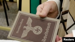 Un passeport nazi, réplique de la seconde guerre mondiale, à Auschwitz Birkenau, le 27 janvier 2015.