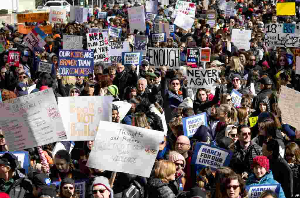 شرکت مردم در نیویورک در راهپیمایی برای کنترل سلاح در آمریکا