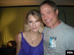 Taylor Swift junto a Larry London, DJ de la Voz de América.