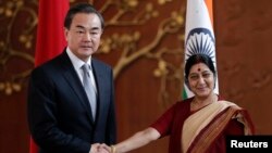 Ngoại trưởng Trung Quốc Vương Nghị bắt tay với người đồng cấp Ấn Độ Sushma Swaraj tại cuộc họp ở New Delhi, ngày 8/6/2014.