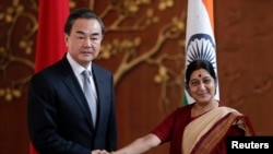 Menteri Luar Negeri India Sushma Swaraj (kanan) dan Menteri Luar Negeri Wang Yi dalam pertemuan di New Delhi, 8 Juni 2014. 