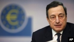 European Central Bank President Mario Draghi speaks during monthly news conference, Frankfurt, Dec. 8, 2011 (file photo).