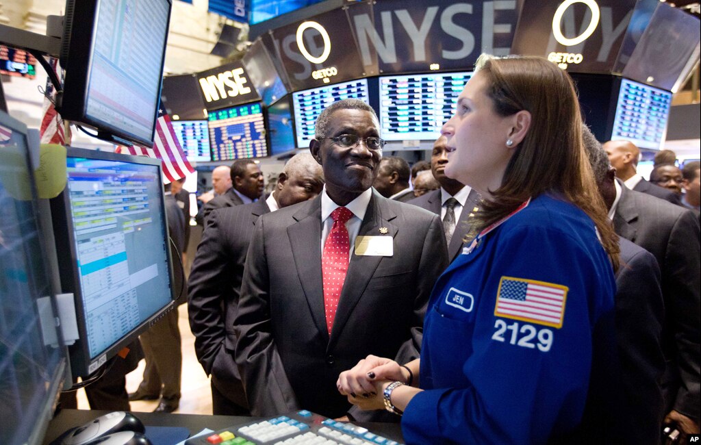 John Evans Atta Mills, rais wa Ghana akitembelea ukumbi wa soko la hisa la New York, Stock Exchange, Alhamisi, Dec. 15, 2011, anazungumza na mtaalamu wa hisa Jennifer Klesaris.