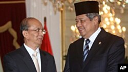 Myanmar's President Thein Sein, left, is greeted by his Indonesian counterpart Susilo Bambang Yudhoyono prior to their meeting at Merdeka Palace in Jakarta, Indonesia, May 5, 2011