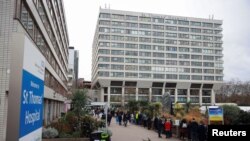 مردم در خارج از مرکز واکسیناسیون کووید-۱۹ در شفاخانهٔ سنت تامس واقع در لندن صف کشیده اند تا دوز تقویتی کروناویروس را دریافت کنند