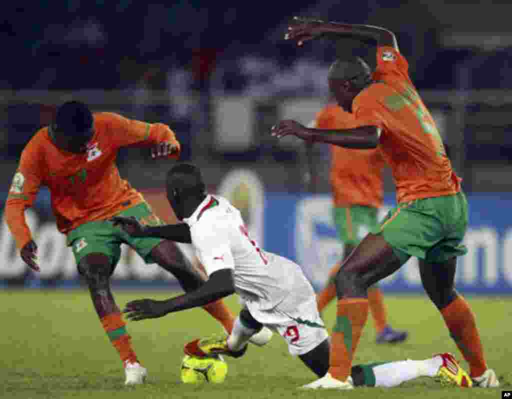 Demba Ba (C) of Senegal fights for the ball with Sinkala Nathan (L) and Hijani Himoonde of Zambia during the African Nations Cup soccer tournament in Estadio de Bata "Bata Stadium", in Bata January 21, 2012. REUTERS/Amr Abdallah Dalsh (EQUATORIAL GUINEA