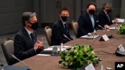 Ngoại trưởng Hoa Kỳ Antony Blinken (thứ nhất, trái) phát biểu trong cuộc họp song phương với Ngoại trưởng Hàn Quốc Chung Eui-yong bên lề cuộc họp G7 tại London vào ngày 3/5/2021.