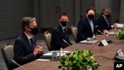 Menlu AS Antony Blinken, mengenakan masker, berbicara kepada Menlu Korsel Chung Eui-yong dalam pembicaraan bilateral di sela-sela pertemuan para Menlu G-7, di Grosvenor House Hotel, London, 3 Mei 2021. (Ben Stansall/Pool via AP).