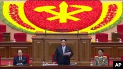 6일 평양 4·25문화회관에서 개막한 제7차 노동당 대회에서 김정은 북한 국방위원회 제1위원장(가운데)이 개회사를 하고 있다.