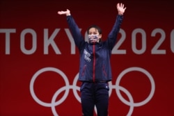 东京奥运会领奖台上台湾女子59公斤举重选手郭婞淳获金牌。（2021年7月27日）