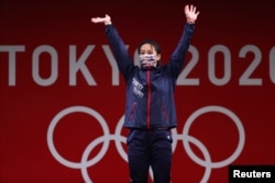 東京奧運會領獎台上台灣女子59公斤舉重選手郭婞淳獲金牌。 （2021年7月27日）