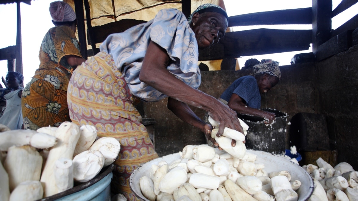 african women selling products