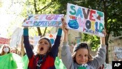 Timoun kap pwoteste kont chanjman klimatik nan vil Westminster nan peyi Anglete, 24 Sept. 2021.