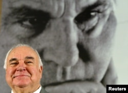 Helmut Kohl, former German Chancellor sits in front of a large photograph of himself during a news conference to promote his new book, 'Erinnerungen 1982-1990' (Memories 1982-1990) in Berlin, Nov. 2, 2005.