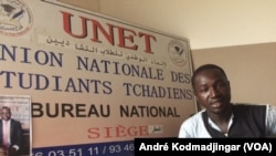 Frédéric Raïkina Béaloum, le secrétaire général de l’union nationale des étudiants tchadiens à N'Djamena, Tchad, 27 septembre 2018. (VOA/ André Kodmadjingar)