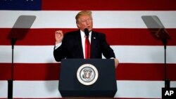 Tổng thống Donald Trump đọc diễn văn về cải cách thuế khóa tại Công ty Loren Cook ở Springfield, Missouri, ngày 30/8/2017. 