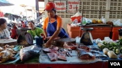 FILE - A fish seller at a local market in Chiang Khan town, Thailand, sells fresh fish from the Mekong River on July 25, 2016. (Neou Vannarin/VOA Khmer)